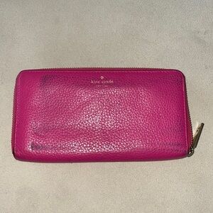 Kate spade leather
Good condition
However Leather stained 
Size 8" X 4"